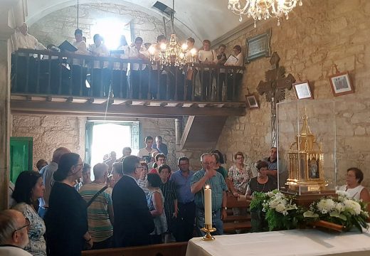 Máis de 500 persoas achegáronse esta tarde a Lestedo para asistiren á visita das reliquias de Santa Bernardita
